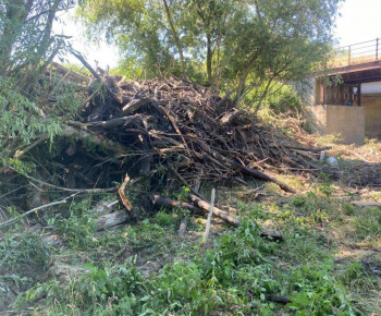 Aktuality / Vyčistenie priepustu pod mostu - foto